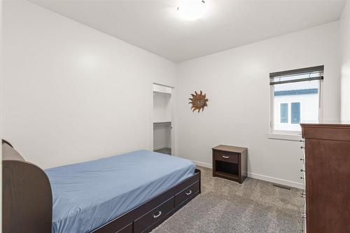 30 Casselman Crescent, Oak Bluff, MB - Indoor Photo Showing Bedroom