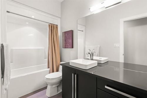 30 Casselman Crescent, Oak Bluff, MB - Indoor Photo Showing Bathroom