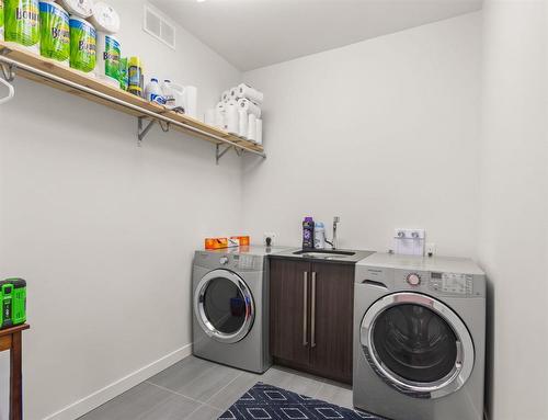 30 Casselman Crescent, Oak Bluff, MB - Indoor Photo Showing Laundry Room