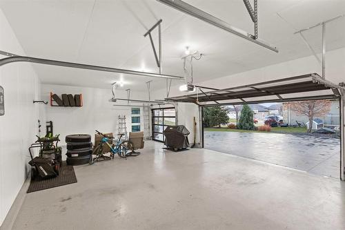 30 Casselman Crescent, Oak Bluff, MB - Indoor Photo Showing Garage