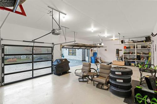 30 Casselman Crescent, Oak Bluff, MB - Indoor Photo Showing Garage