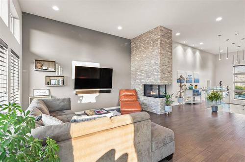 30 Casselman Crescent, Oak Bluff, MB - Indoor Photo Showing Living Room With Fireplace