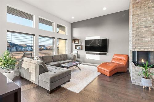 30 Casselman Crescent, Oak Bluff, MB - Indoor Photo Showing Living Room