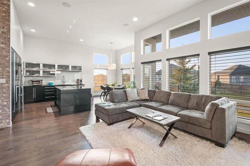 30 Casselman Crescent, Oak Bluff, MB - Indoor Photo Showing Living Room