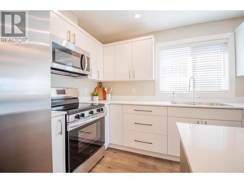 8800 Dallas Drive Unit# 175, Kamloops, BC - Indoor Photo Showing Kitchen With Double Sink