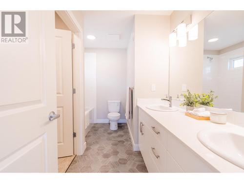 8800 Dallas Drive Unit# 175, Kamloops, BC - Indoor Photo Showing Bathroom