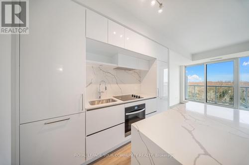 608 - 6 David Eyer Road, Richmond Hill, ON - Indoor Photo Showing Kitchen