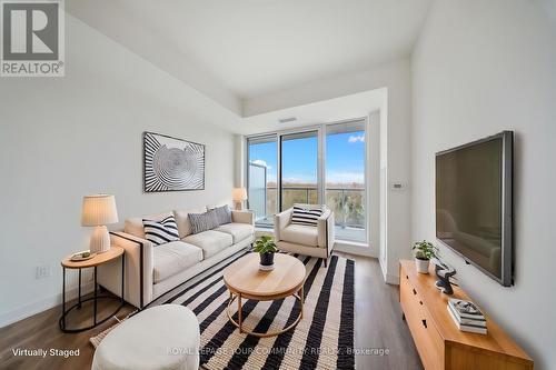 608 - 6 David Eyer Road, Richmond Hill, ON - Indoor Photo Showing Living Room