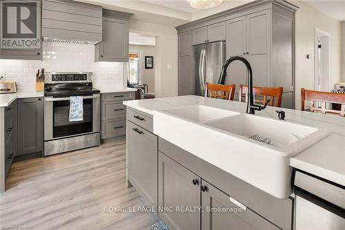 11035 Sodom Road, Niagara Falls, ON - Indoor Photo Showing Kitchen With Double Sink With Upgraded Kitchen