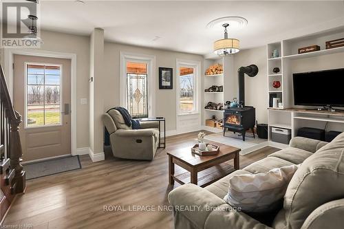 11035 Sodom Road, Niagara Falls, ON - Indoor Photo Showing Living Room