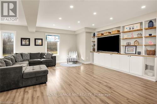 11035 Sodom Road, Niagara Falls, ON - Indoor Photo Showing Living Room