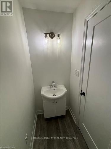 21 Brighton Avenue, St. Catharines (445 - Facer), ON - Indoor Photo Showing Bathroom