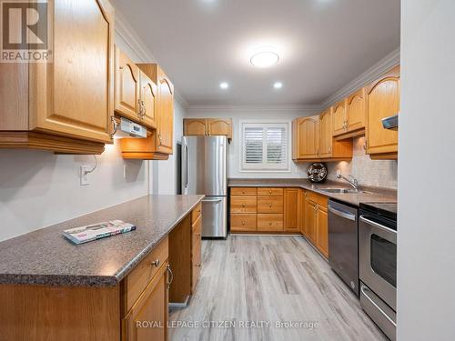 6063 Featherhead Crescent, Mississauga, ON - Indoor Photo Showing Kitchen