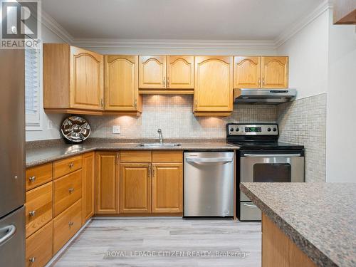 6063 Featherhead Crescent, Mississauga, ON - Indoor Photo Showing Kitchen