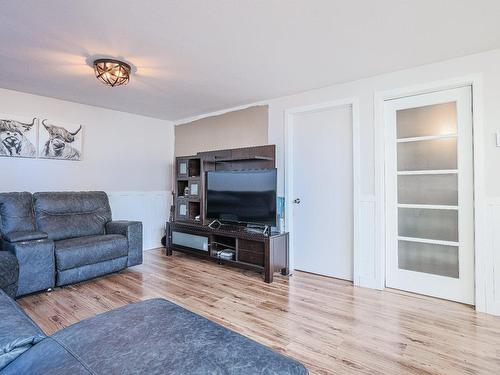 Salon - 103 Rue Dugas, Sainte-Anne-Des-Plaines, QC - Indoor Photo Showing Living Room