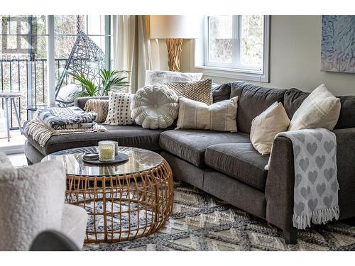 2001 Perrier Road Unit# 204, Nelson, BC - Indoor Photo Showing Living Room