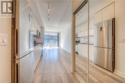 1007 - 56 Annie Craig Drive, Toronto, ON - Indoor Photo Showing Kitchen