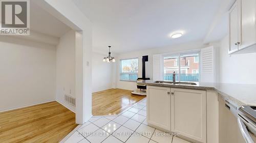 6901 Apex Court, Mississauga, ON - Indoor Photo Showing Kitchen