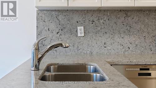 6901 Apex Court, Mississauga, ON - Indoor Photo Showing Kitchen With Double Sink