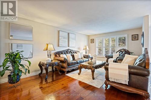 12 Portal Court, Hamilton, ON - Indoor Photo Showing Living Room