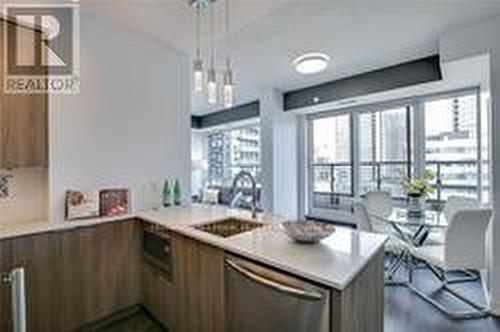 810 - 200 Sackville Street, Toronto, ON - Indoor Photo Showing Kitchen With Upgraded Kitchen