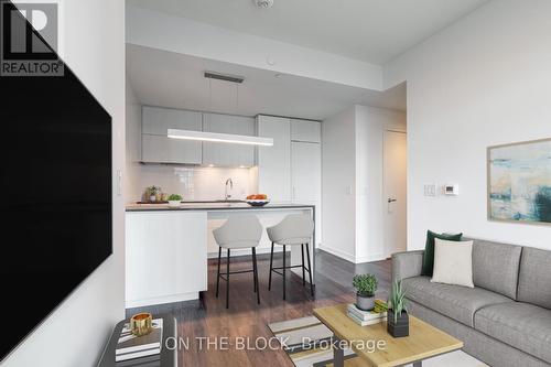 3307 - 20 Richardson Street, Toronto, ON - Indoor Photo Showing Living Room