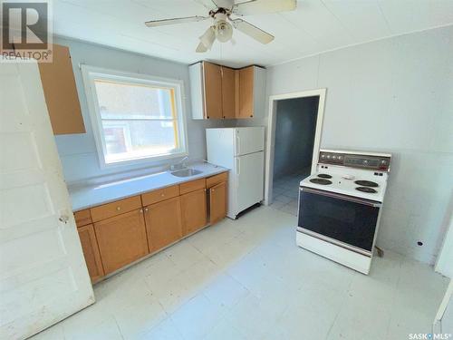 1725 Ottawa Street, Regina, SK - Indoor Photo Showing Kitchen