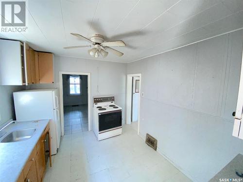 1725 Ottawa Street, Regina, SK - Indoor Photo Showing Kitchen