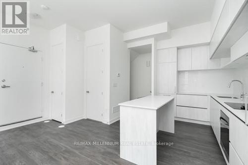 1110 - 12 David Eyer Road, Richmond Hill, ON - Indoor Photo Showing Kitchen