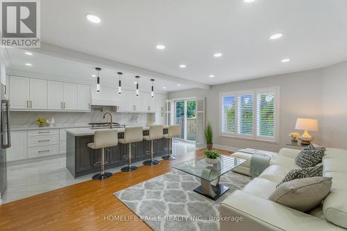 118 Sunridge Street, Richmond Hill, ON - Indoor Photo Showing Living Room