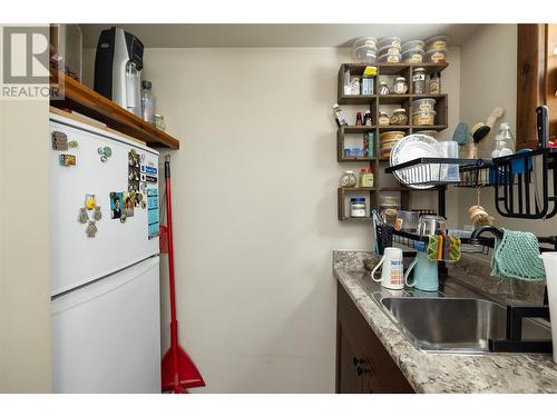 9870 And 9868 Pinnacles Road, Vernon, BC - Indoor Photo Showing Kitchen