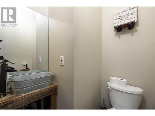 9870 And 9868 Pinnacles Road, Vernon, BC - Indoor Photo Showing Bathroom