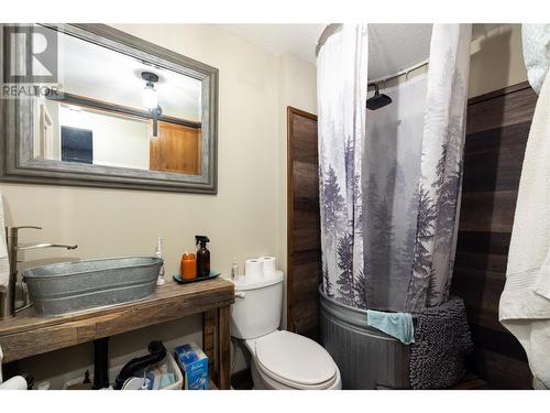 9870 And 9868 Pinnacles Road, Vernon, BC - Indoor Photo Showing Bathroom