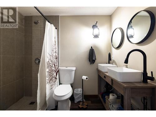 9870 And 9868 Pinnacles Road, Vernon, BC - Indoor Photo Showing Bathroom