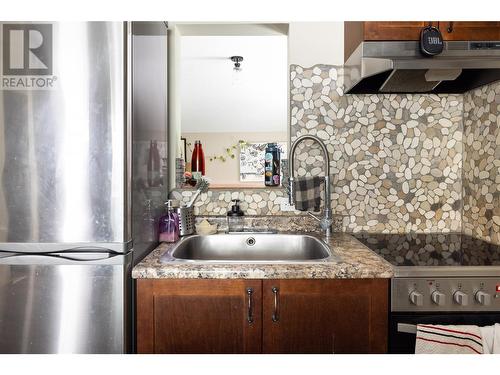 9870 And 9868 Pinnacles Road, Vernon, BC - Indoor Photo Showing Kitchen