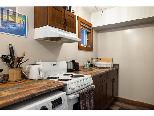 9870 And 9868 Pinnacles Road, Vernon, BC - Indoor Photo Showing Kitchen