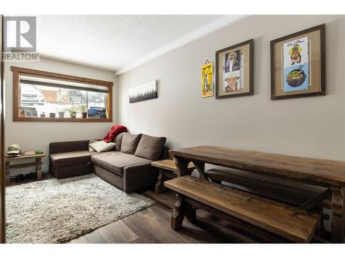 9870 And 9868 Pinnacles Road, Vernon, BC - Indoor Photo Showing Living Room