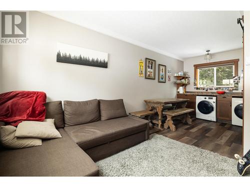 9870 And 9868 Pinnacles Road, Vernon, BC - Indoor Photo Showing Living Room