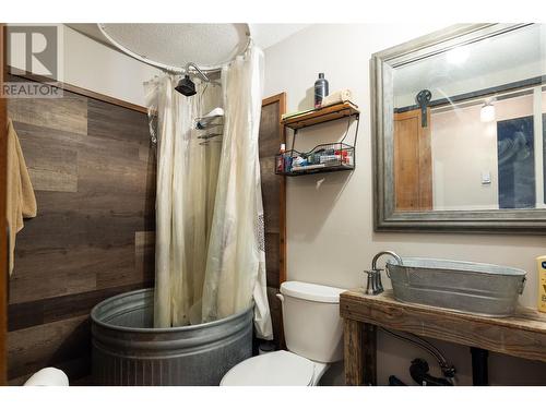 9870 And 9868 Pinnacles Road, Vernon, BC - Indoor Photo Showing Bathroom