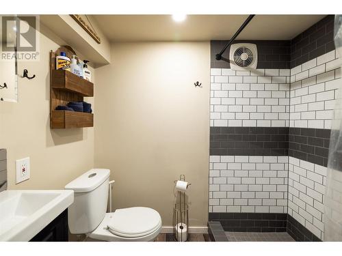 9870 And 9868 Pinnacles Road, Vernon, BC - Indoor Photo Showing Bathroom