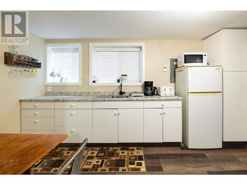 9870 And 9868 Pinnacles Road, Vernon, BC - Indoor Photo Showing Kitchen