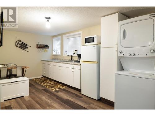 9870 And 9868 Pinnacles Road, Vernon, BC - Indoor Photo Showing Laundry Room