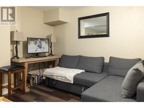 9870 And 9868 Pinnacles Road, Vernon, BC - Indoor Photo Showing Living Room