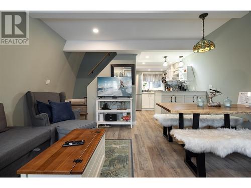 9870 And 9868 Pinnacles Road, Vernon, BC - Indoor Photo Showing Living Room