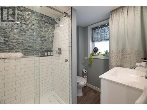 9870 And 9868 Pinnacles Road, Vernon, BC - Indoor Photo Showing Bathroom