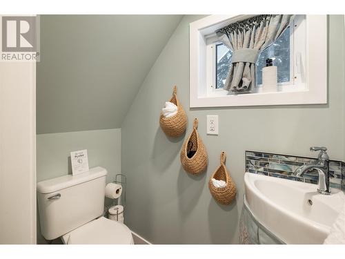 9868 Pinnacles Road, Vernon, BC - Indoor Photo Showing Bathroom