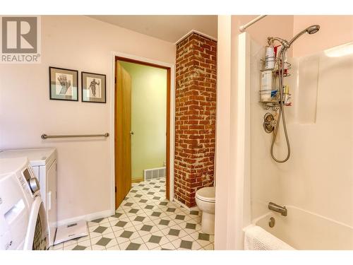 807 Observatory Street, Nelson, BC - Indoor Photo Showing Bathroom