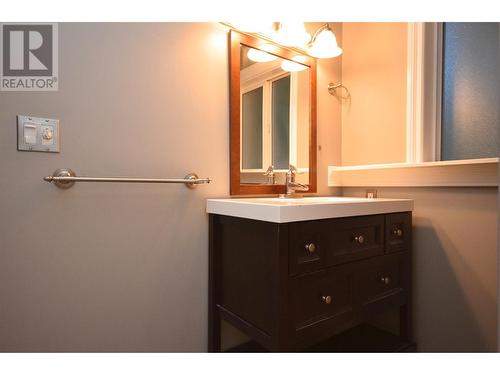 575 Bx Road, Vernon, BC - Indoor Photo Showing Bathroom