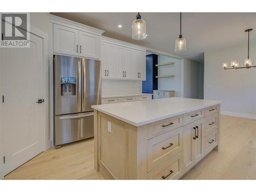 960 15 Avenue Se, Salmon Arm, BC - Indoor Photo Showing Kitchen