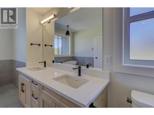 960 15 Avenue Se, Salmon Arm, BC - Indoor Photo Showing Bathroom